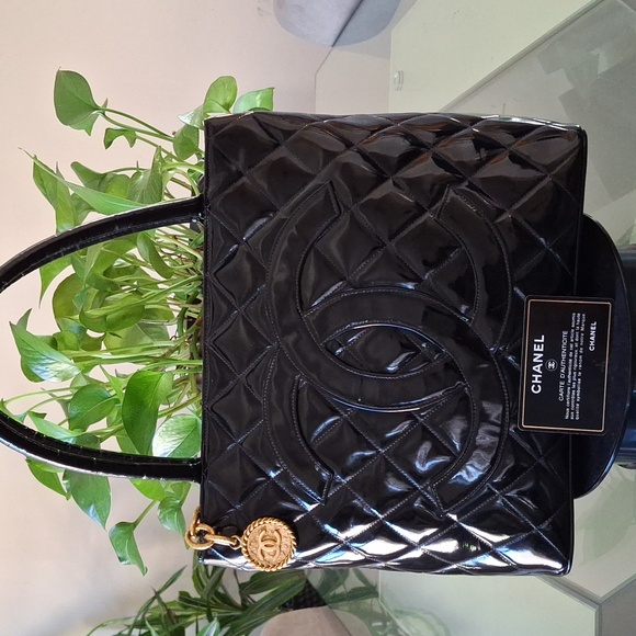 Chanel medallion - Picture 1 of 16